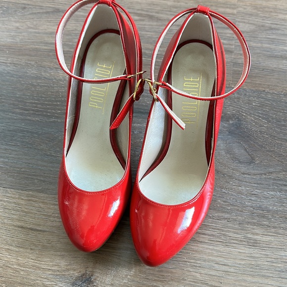 Poolside red high heel. - Picture 6 of 6
